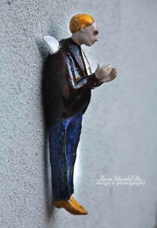 ANIOŁ Z CIEMNONIEBIESKICH SPODNIACH