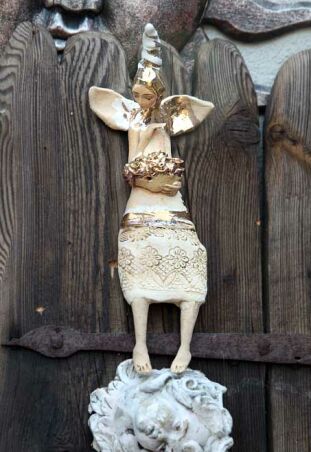 BOSONOGI ZE ZŁOTYMI KWIATAMI