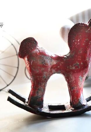 CZERWONY KONIK NA BIEGUNACH 