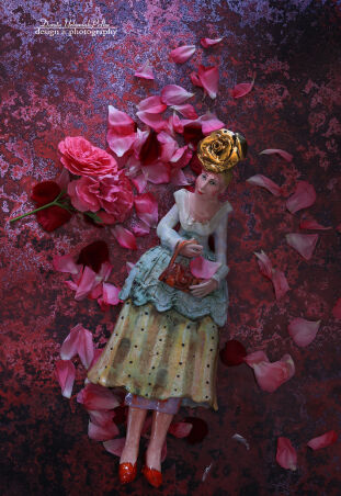 DAMA ZE ZŁOTĄ RÓŻĄ A JAKŻE  STATECZNA