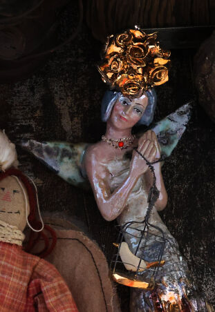 ANIOŁ TURMALINOWY Z PTAKIEM W KLATCE