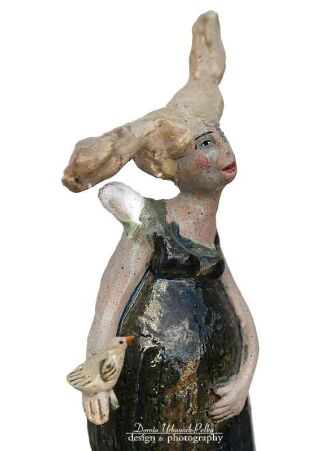 SKĄPANY W SZAROŚCIACH ANIOŁ Z PTAKIEM