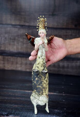 ANIOŁ  TURMALINOWY Z WAGĄ