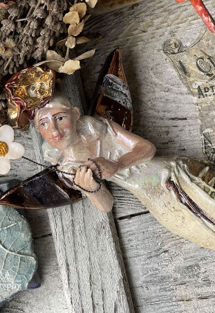 ANIOŁ  TURMALINOWY  Z BIAŁYM KWIATEM