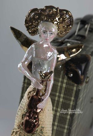 ANIOŁ  TURMALINOWY Z  MIEDZIANYM PTAKIEM I ALTÓWKĄ