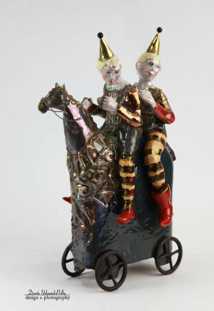 DWAJ JEŹDŹCY EKSCENTRYCZNI NA KOŁACH METALOWYCH