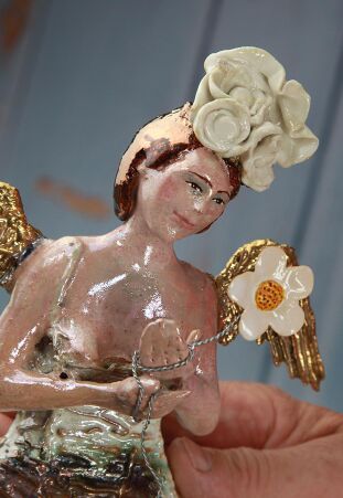 ANIOŁ  Z BIAŁYM KWIATEM