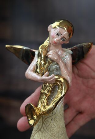 ANIOŁ  TURMALINOWY ZE ZŁOTĄ TRABĄ