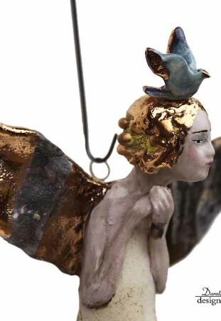 ANIOŁ O SKRZYDŁACH TURMALINOWYCH W KROPLACH ROSY