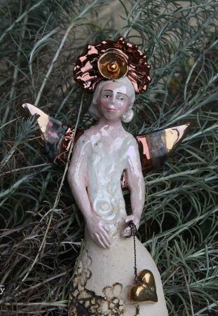 ANIOŁ  TURMALINOWY  ZE ZŁOTYM SERCEM