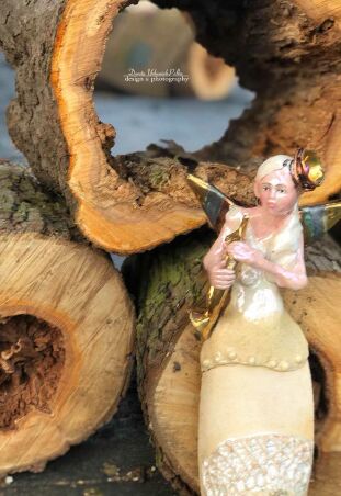 ANIOŁ  TURMALINOWY  ZE ZŁOTĄ WALTORNIĄ