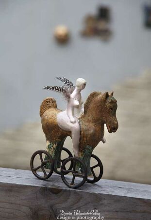 LADY GODIVA UNIESIONA NA SKRZYDŁACH PUCHU