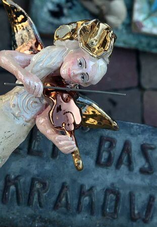 ANIOŁ  TURMALINOWY  Z MIEDZIANYMI SKRZYPCAMI