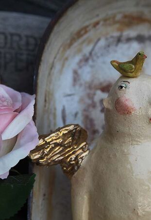 MIEDZIANOSKRZYDŁY PUTTO Z PTASZKIEM