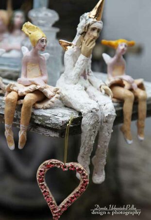 MONOCHROMATYCZNY ANIOŁ SZARPANY