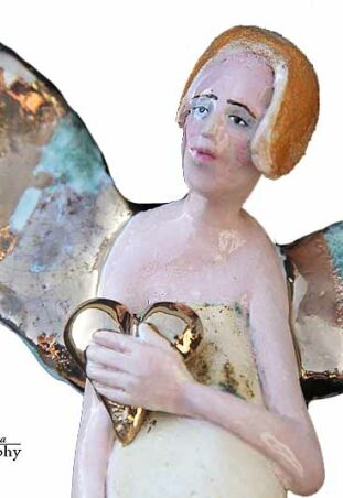 ANIOŁ TURMALINOWY   ZE ZŁOTYMI SERCEM