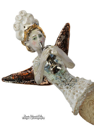 ANIOŁ  TURMALINOWY Z  PLATYNOWĄ TRĄBKĄ