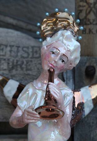 ANIOŁ  TURMALINOWY Z MIEDZIANĄ TRĄBKĄ