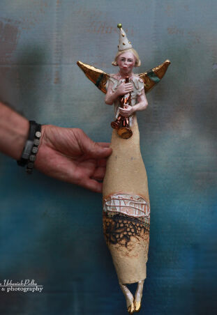 ANIOŁ  TURMALINOWY  Z MIEDZIANĄ TRĄBKĄ