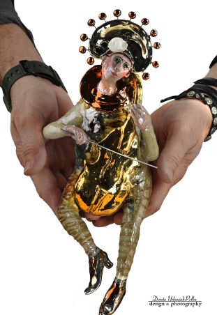 PIERROT DE RESISTANCE ZE ZŁOTĄ WIOLONCZELĄ