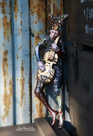 WIOLONCZELISTA CZULE ZAANGAŻOWANY