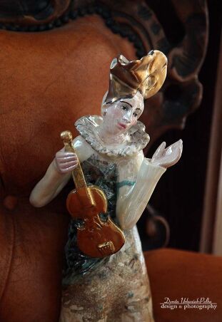 UKRYTY W ZAPISKACH KOLOROWEGO DOMU