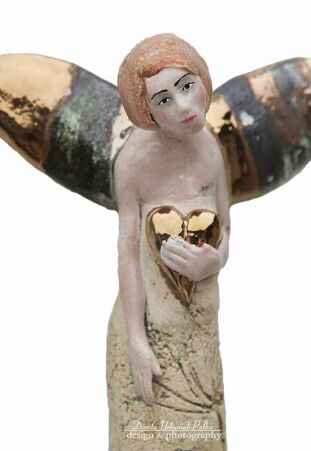 ANIOŁ TURMALINOWY   ZE ZŁOTYMI SERCEM