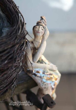 MONOCHROMATYCZNY ANIOŁ  - CZYTAJĄCY Z OBŁOKÓW