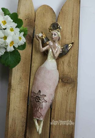 ANIOŁ TURMALINOWY Z FILIŻANKĄ