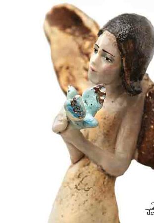 ANIOŁ O SKRZYDŁACH TURMALINOWYCH Z NIEBIESKIM PTAKIEM 