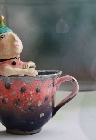 KUBEK Z NIEJADALNĄ ZAWARTOŚCIĄ