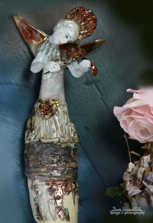 ANIOŁ  TURMALINOWY  Z MIEDZIANYMI  SKRZYPCAMI