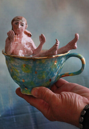 KUBEK Z NIEJADALNĄ ZAWARTOŚCIĄ