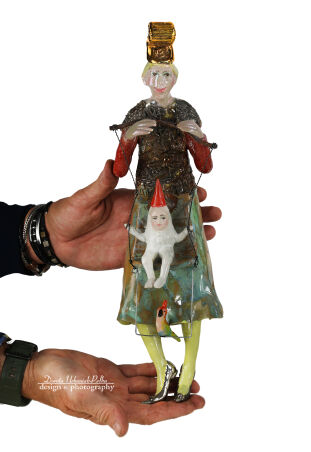 NARRATOR Z HUŚTAWKĄ I PAPUGĄ