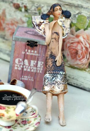 ANIOŁ BOSONOGI W ZŁOTYMI SKRZYDŁAMI