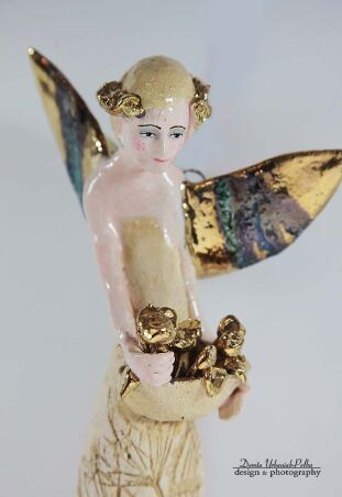 ANIOŁ TURMALINOWY ZE ZŁOTYMI KWIATAMI