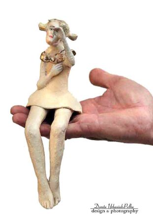 LUDWICZKA ZE ZŁOTYMI SKRZYDEŁKAMI PRZECIERA OCZY