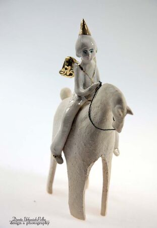 KONIK Z LUKROWANYM ANIOŁEM