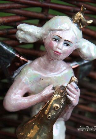 ANIOŁ  TURMALINOWY  ZE ZŁOTĄ TRABĄ