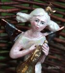 ANIOŁ  TURMALINOWY  ZE ZŁOTĄ TRABĄ