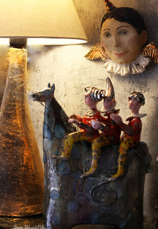 KOŃ Z TRZEMA JEŻDZCAMI