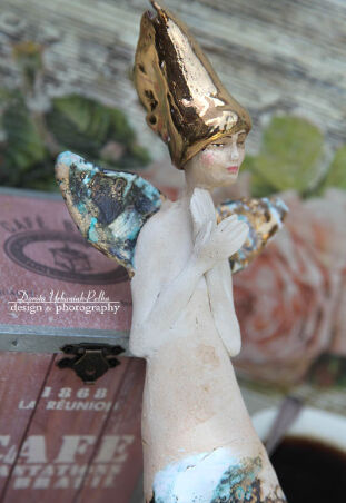 ANIOŁ BOSONOGI W ZŁOTEJ CZAPCE