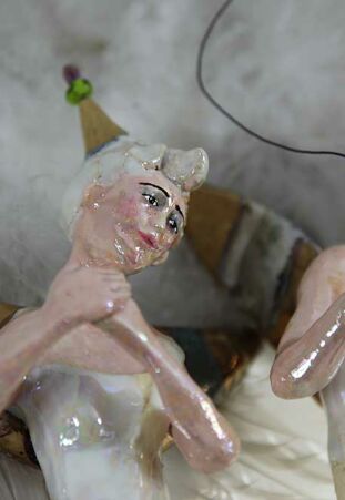 ANIOŁ TURMALINOWY ZE ZŁOTYMI BĘBENKIEM