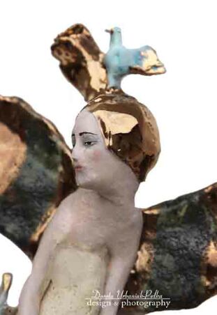 ANIOŁ O SKRZYDŁACH TURMALINOWYCH Z DWOMA PTAKAMI