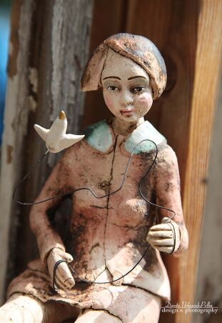 DZIEWCZYNA  Z  PTAKIEM