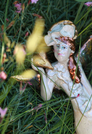 ANIOŁ  TURMALINOWY Z SERCEM  NA DŁONI