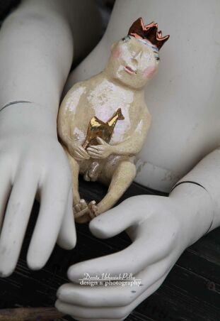 KRÓL JEST NAGI ZE ZŁOTYM KONIKIEM