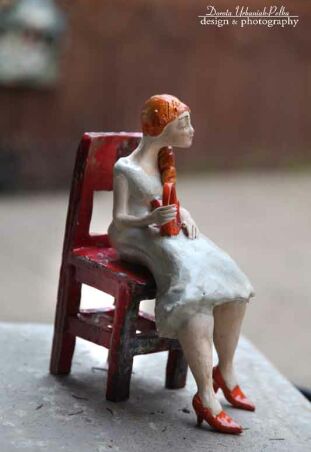 RUDA NA CZERWONYM KRZEŚLE