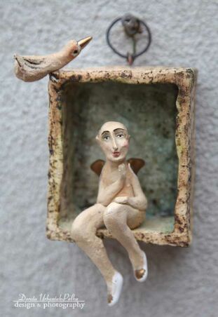 ANIOŁ W PUDEŁKU Z PTASZKIEM