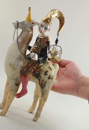 PODRÓŻNIK W CZASIE Z PTAKIEM UWIĘZIONYM  - A wanderer with a trapped bird